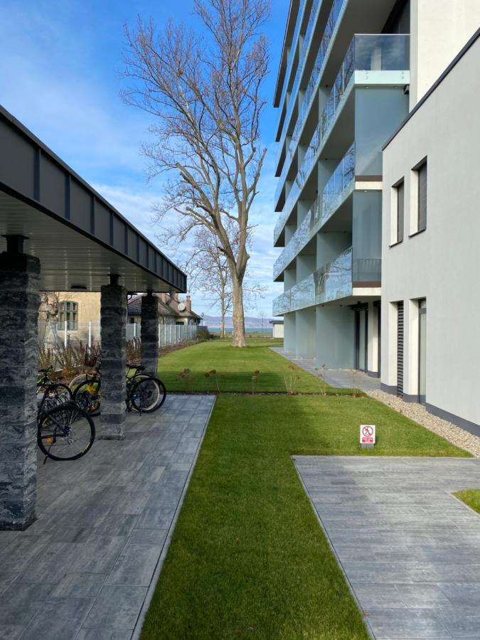 Bonnie-Premium Lelle Waterfront Private Apartment Balatonlelle Exteriör bild