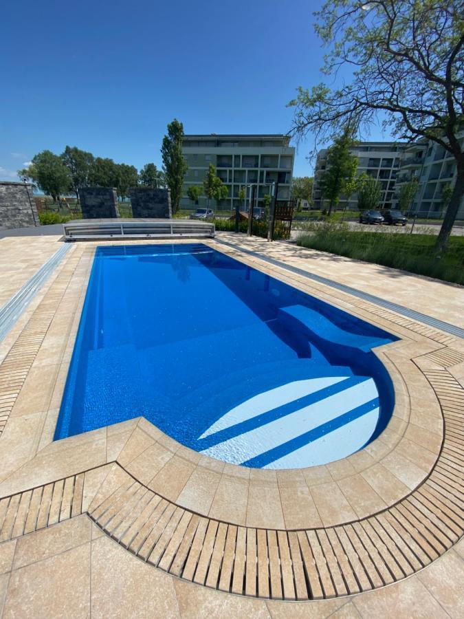 Bonnie-Premium Lelle Waterfront Private Apartment Balatonlelle Exteriör bild
