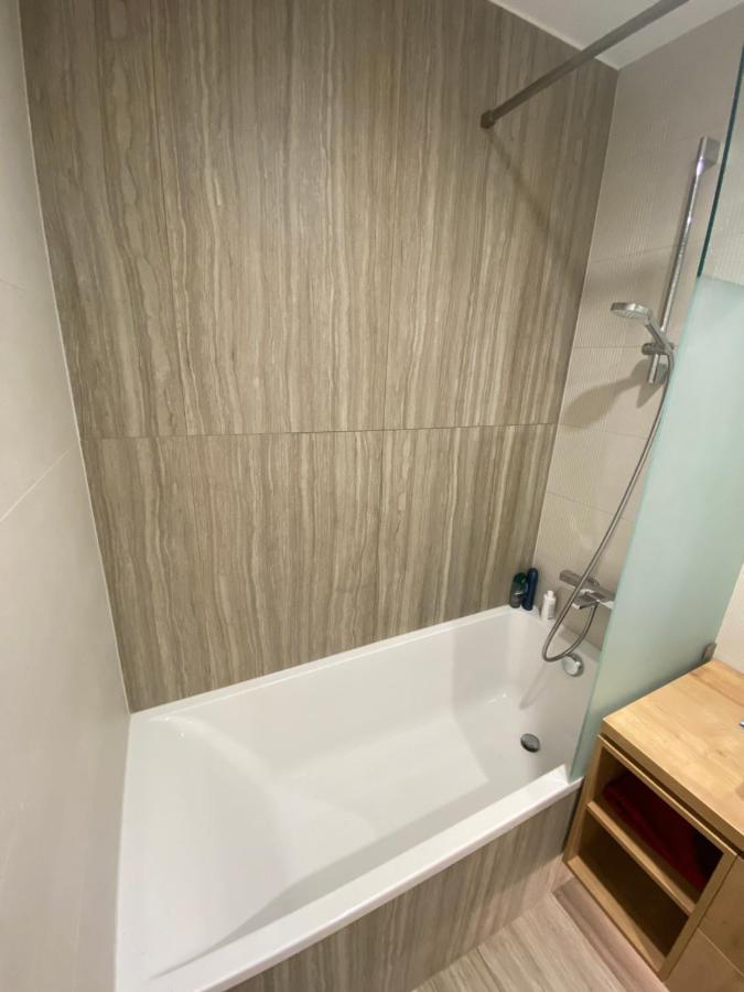 Bonnie-Premium Lelle Waterfront Private Apartment Balatonlelle Exteriör bild