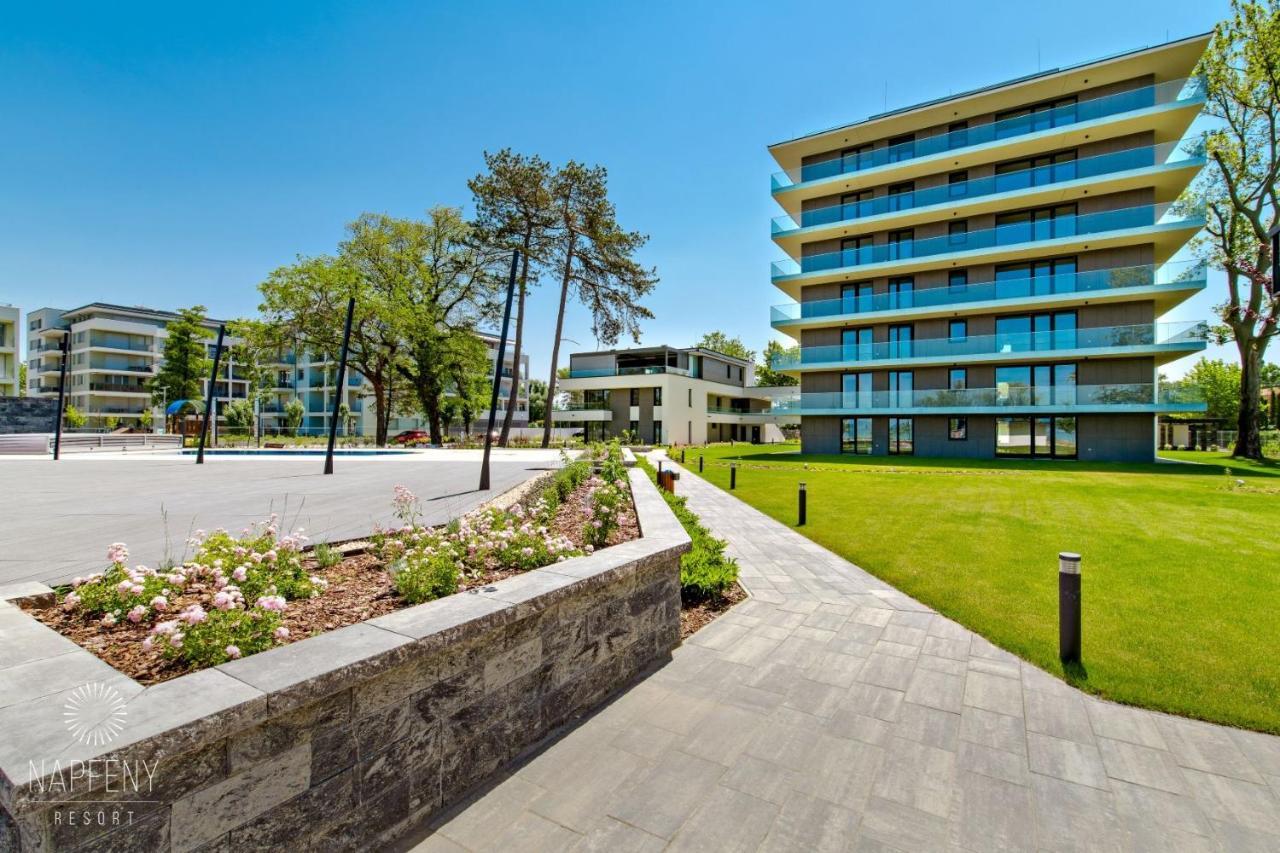 Bonnie-Premium Lelle Waterfront Private Apartment Balatonlelle Exteriör bild