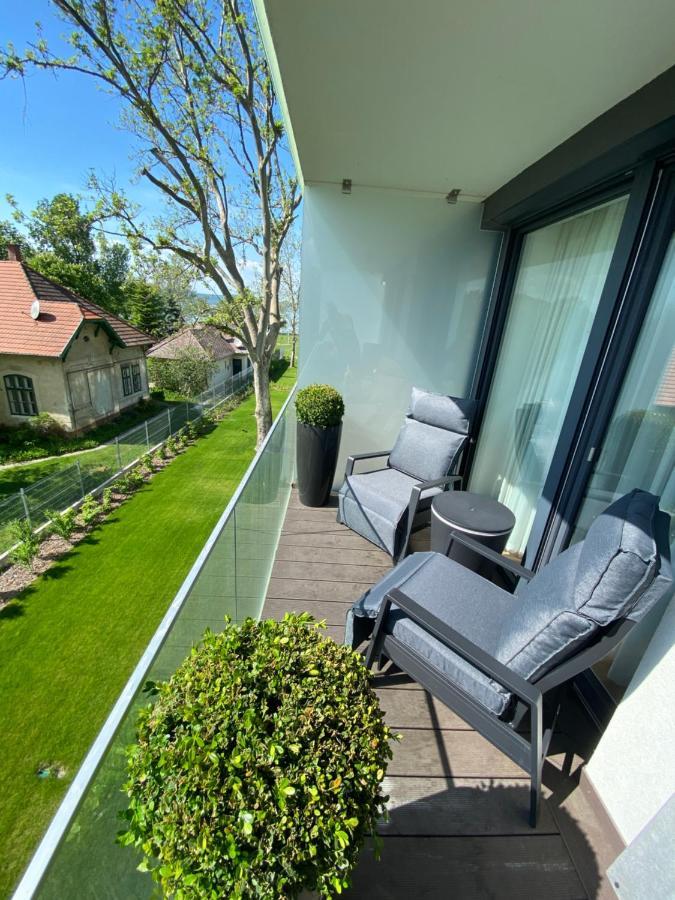Bonnie-Premium Lelle Waterfront Private Apartment Balatonlelle Exteriör bild