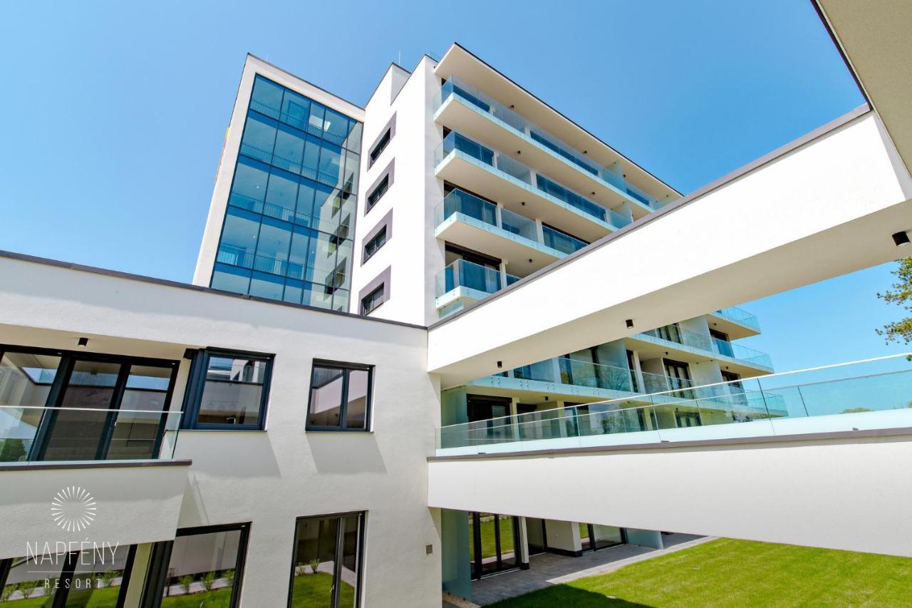 Bonnie-Premium Lelle Waterfront Private Apartment Balatonlelle Exteriör bild